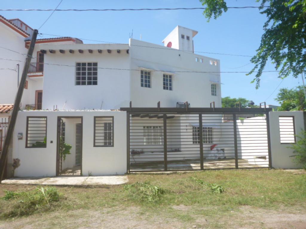 CASA 3 RECAMARAS Y AMPLIO JARDIN CERCA DE COSTCO