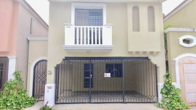 Se renta casa en CERRADAS DE ANÁHUAC, Escobedo (PEGADO A San Nicolás) CON CLIMA