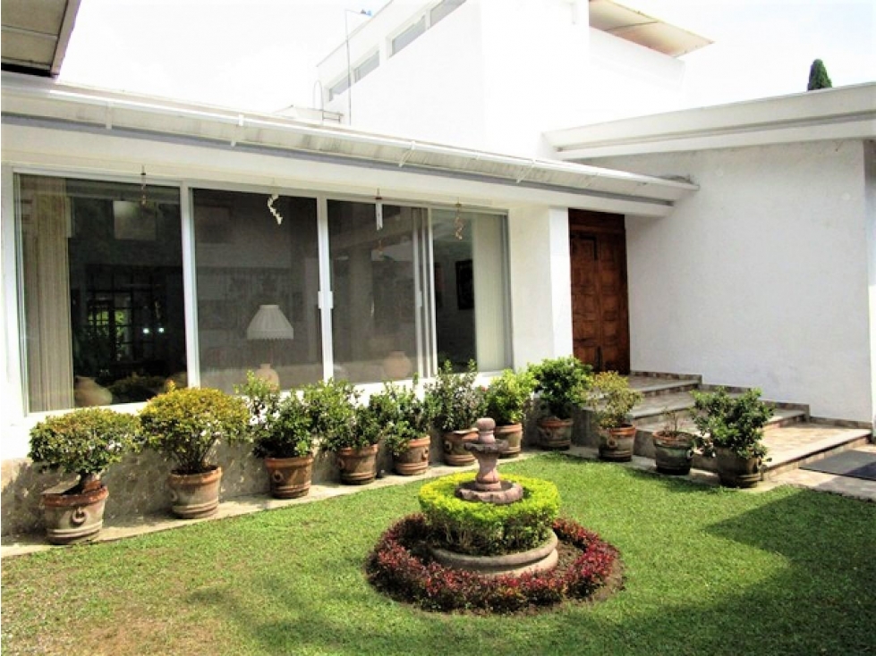HERMOSA CASA CON TECHO DOBLE ALTURA Y AMPLIO JARDIN EN CUERNAVACA