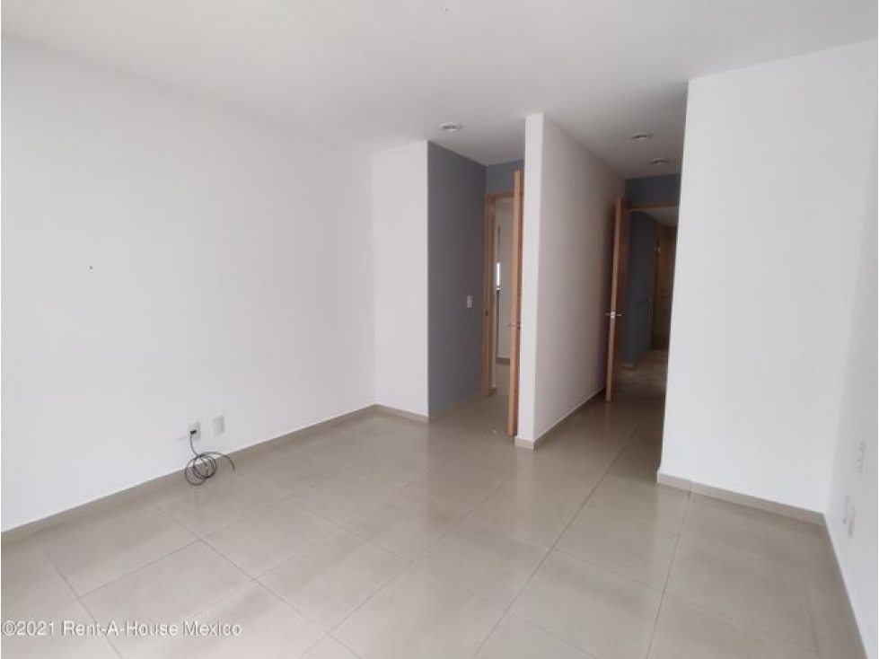Departamento en Renta. 1 recámara con balcón, 2 estacionamientos.