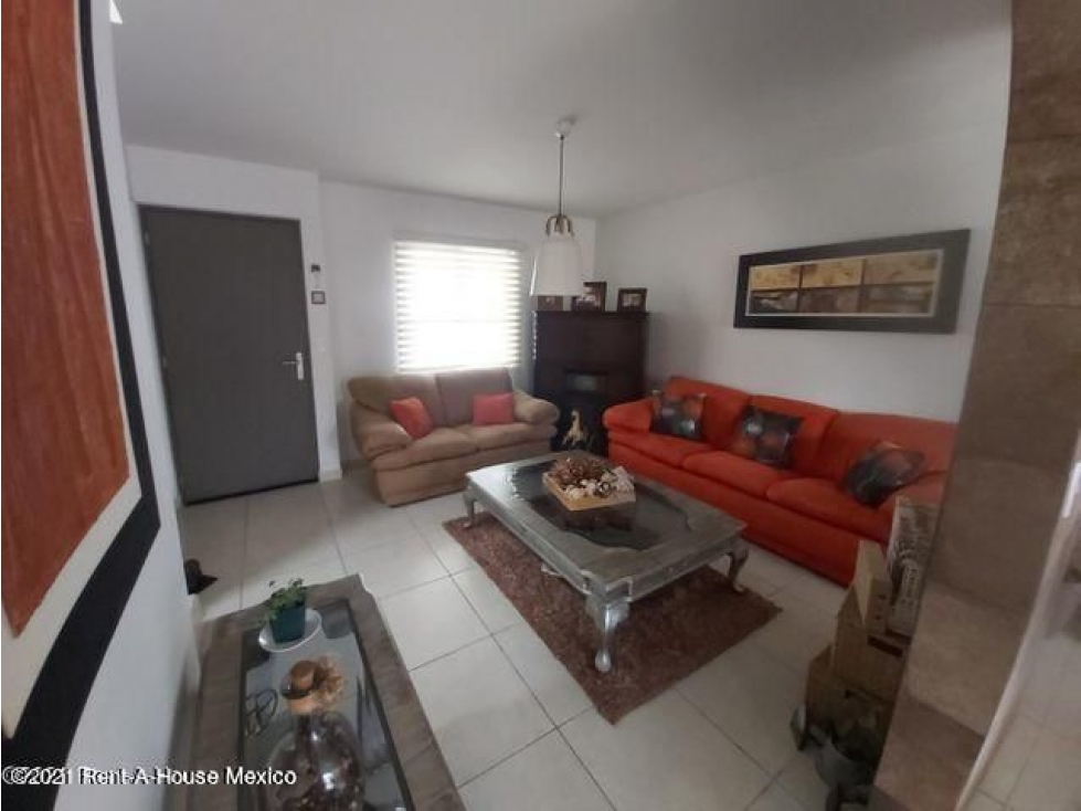 Afuera del Mirador casa en VENTA de 3 recamaras! RAHQRO