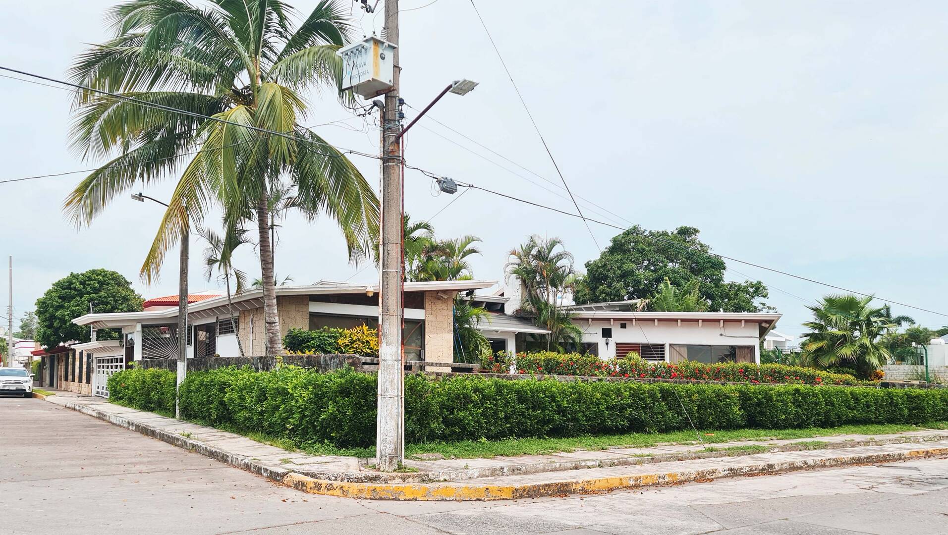 Casa con alberca en venta, Col. Jardines de Tuxpan.