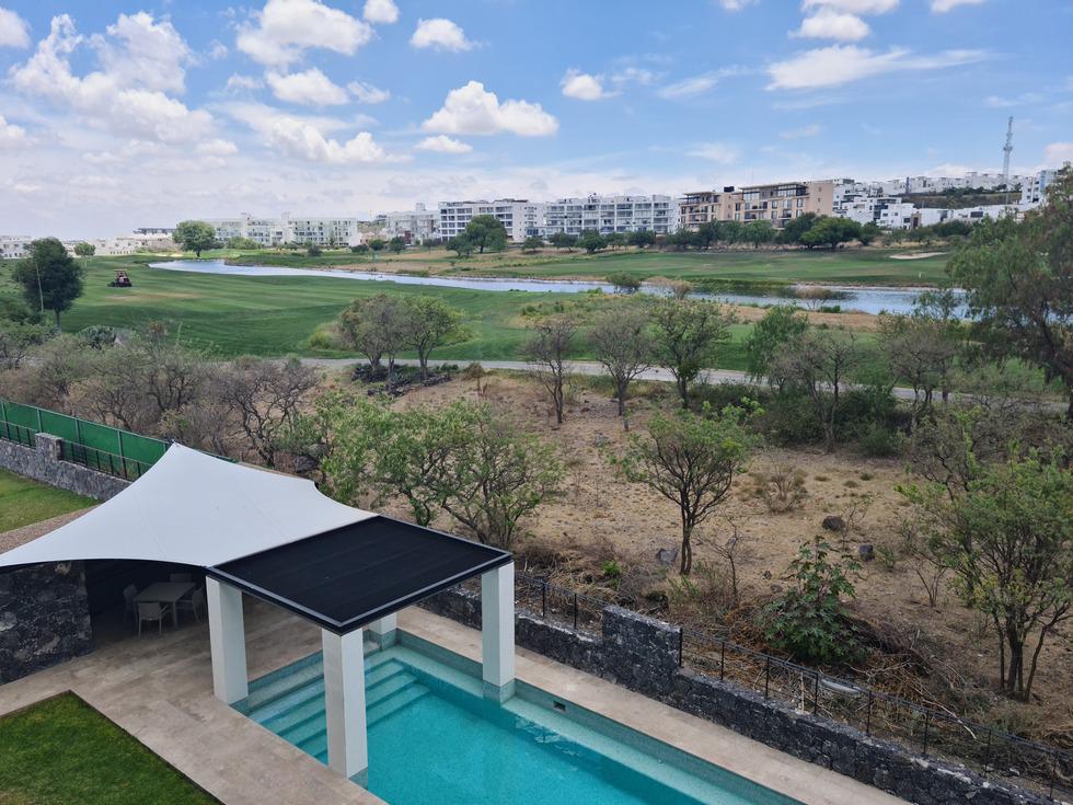 Departamento de lujo en VENTA en Zibatá, 2 cuartos, vista al campo de golf y terraza privada