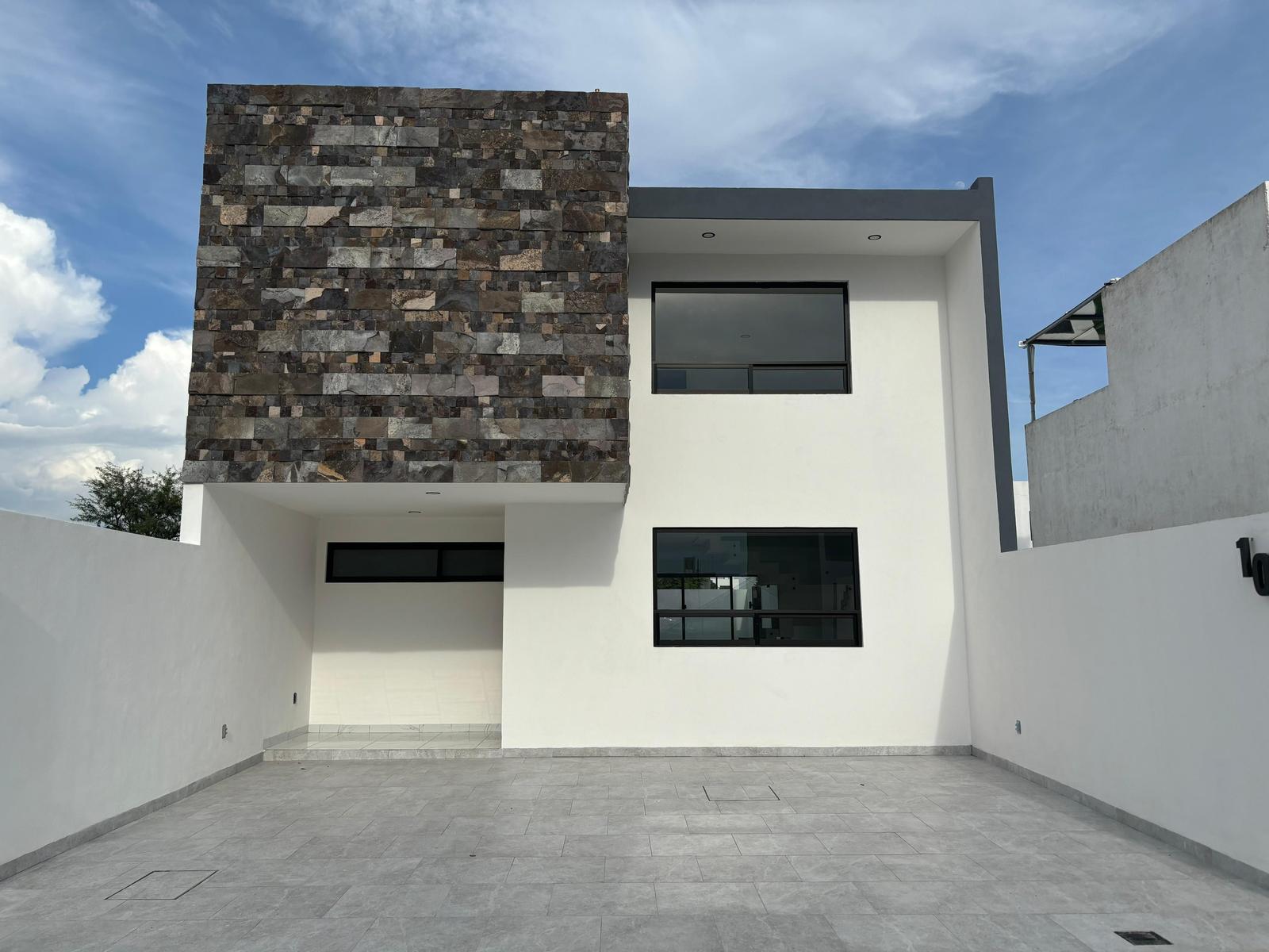 CASA EN VENTA EN MAYORCA RESIDENCIAL LEÓN GTO CON ESPACIOS AMPLIOS Y JARDÍN DE 45 M2.