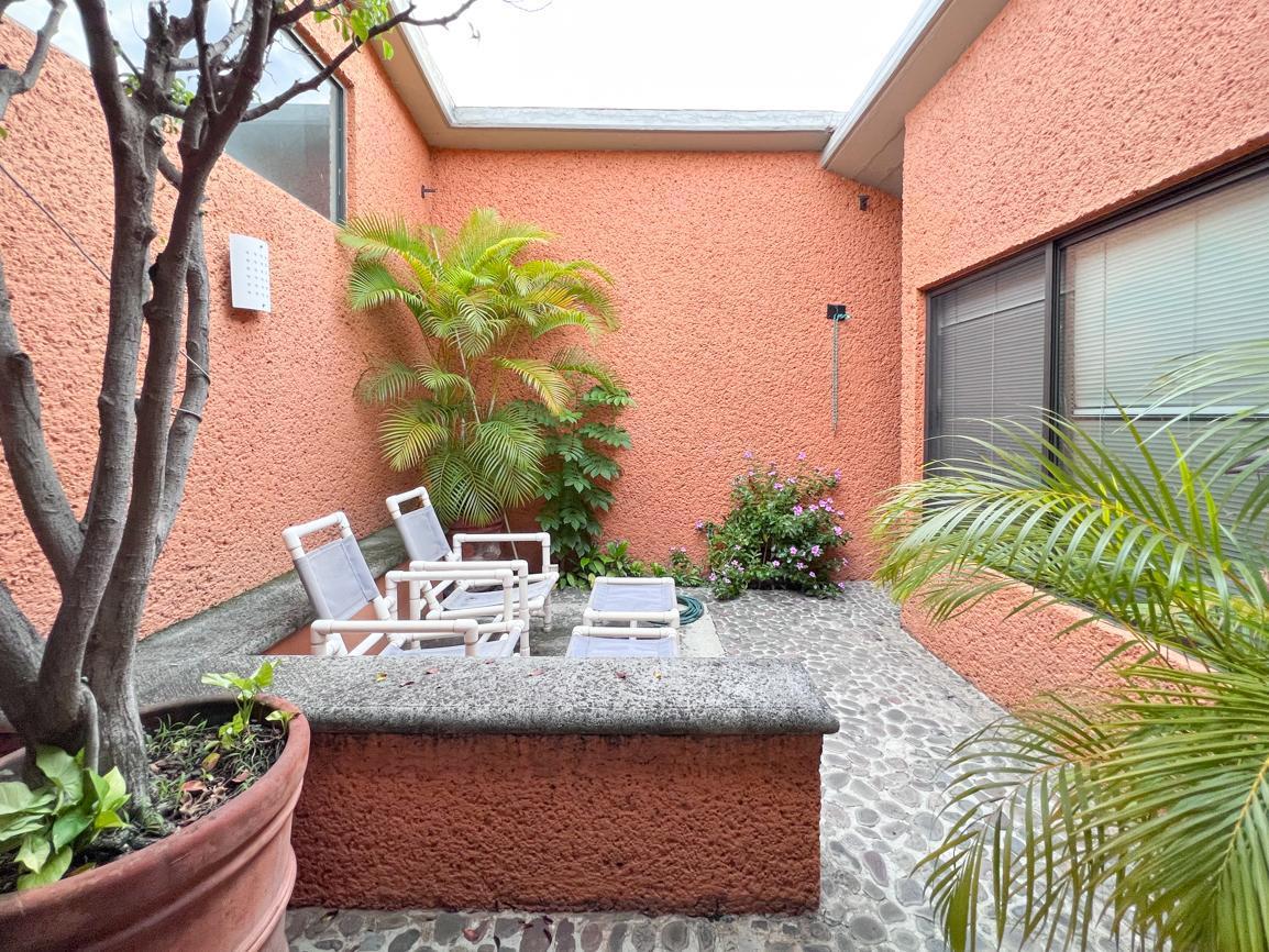 VENTA O RENTA DE CASA EN CONDOMINIO COL JACARANDAS CUERNAVACA ALBERCA Y JARDIN