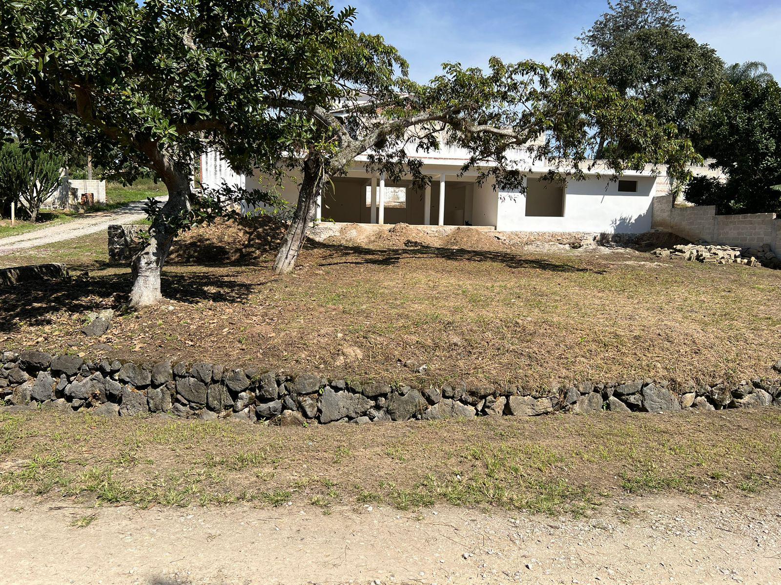 Terreno en Pueblo La Estanzuela, con casa en obra Gris