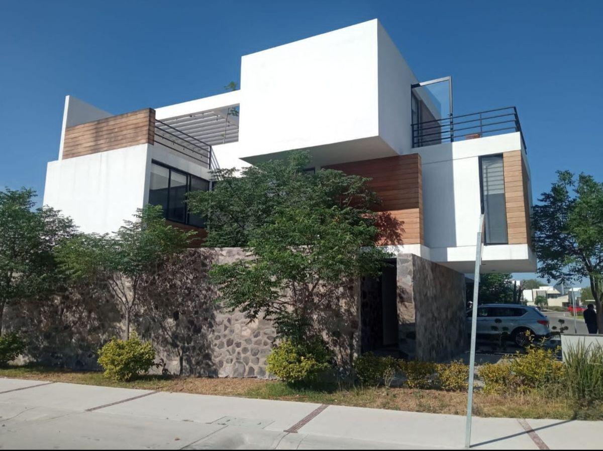 Casa en Cañadas del Arroyo, 4 Recamaras, 3.5 Baños, Roof Garden, Doble Altura