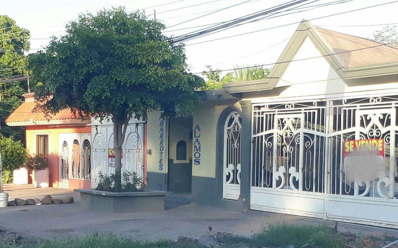 Casa sola  se vende como terreno comercial para construir