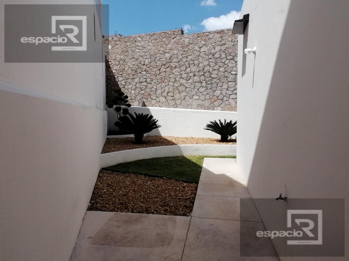 CASA EN VENTA EN BOSQUES DEL REJÓN CON RECÁMARA EN PLANTA BAJA