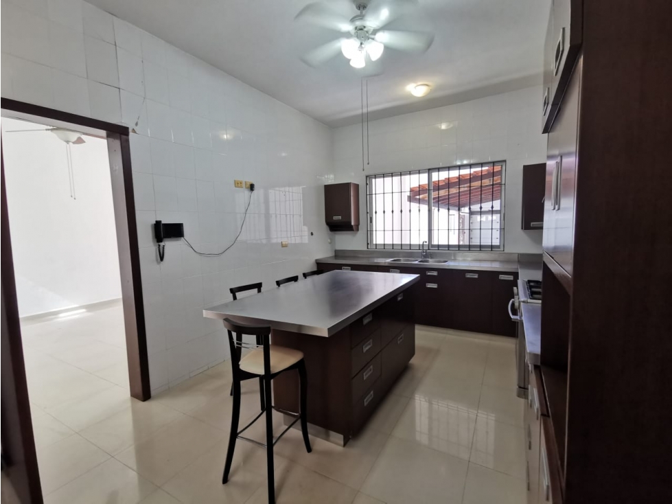 VENTA CASA CON ALBERCA EN SANTA RITA CIUDAD DEL CARMEN