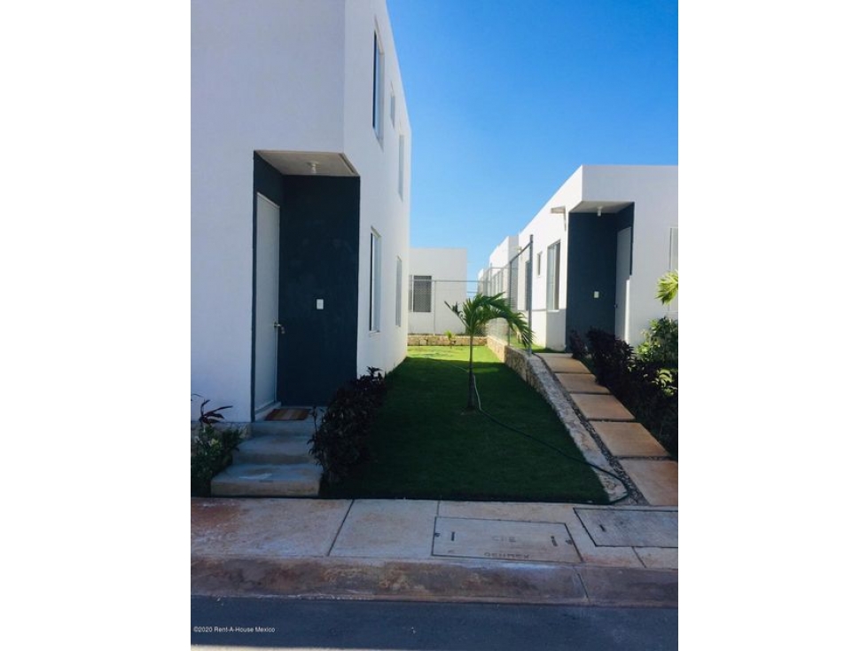 Casa de Playa en Venta en Yucatan Residencial Las Palmas 21-2288