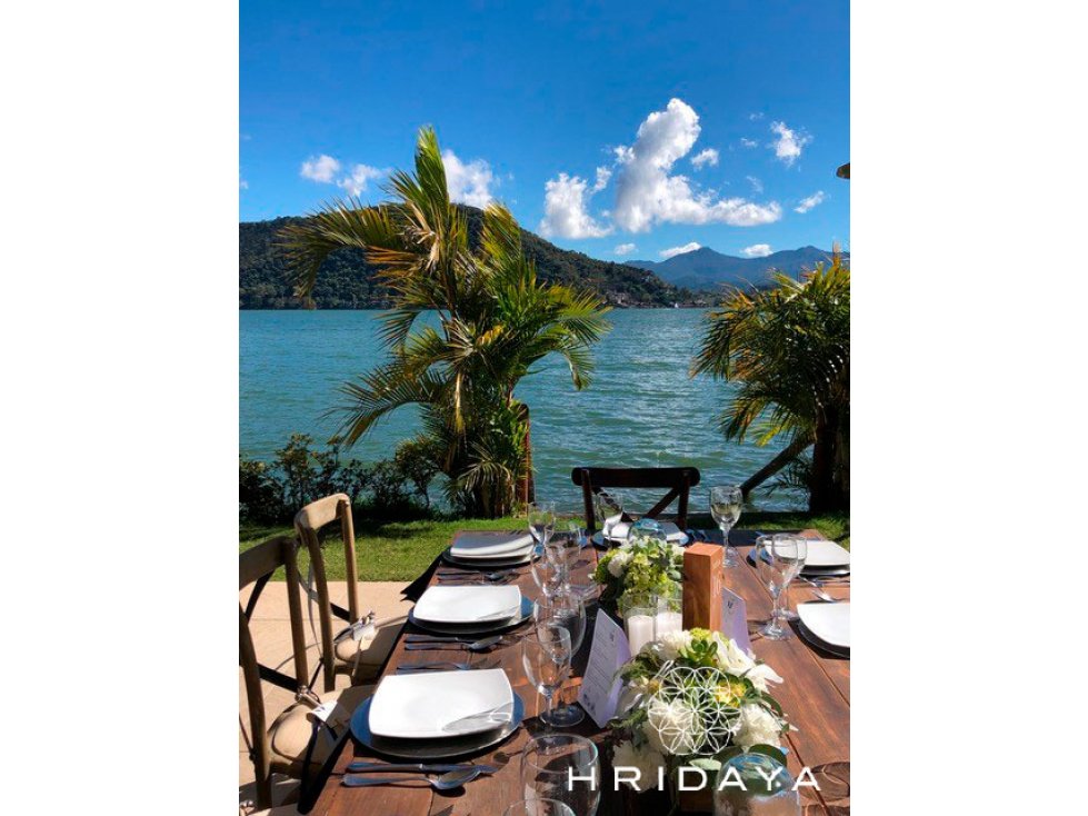 Jardín de eventos HRIDAYA a la orilla del lago de Valle de Bravo