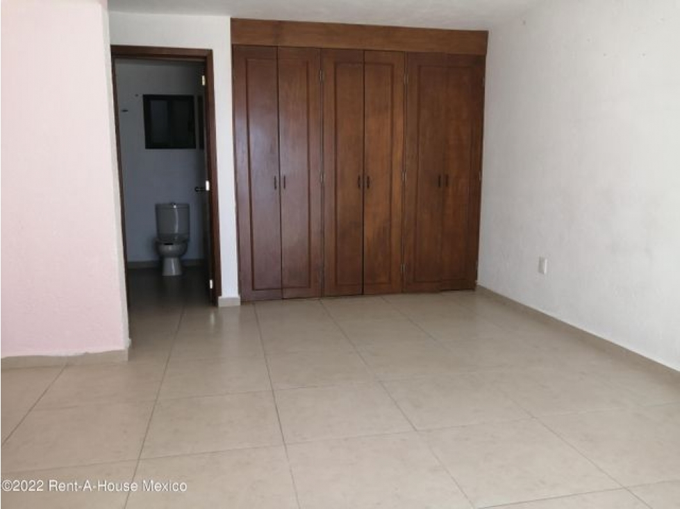 Casa con habitación de servicio, en Arboledas. RENTA