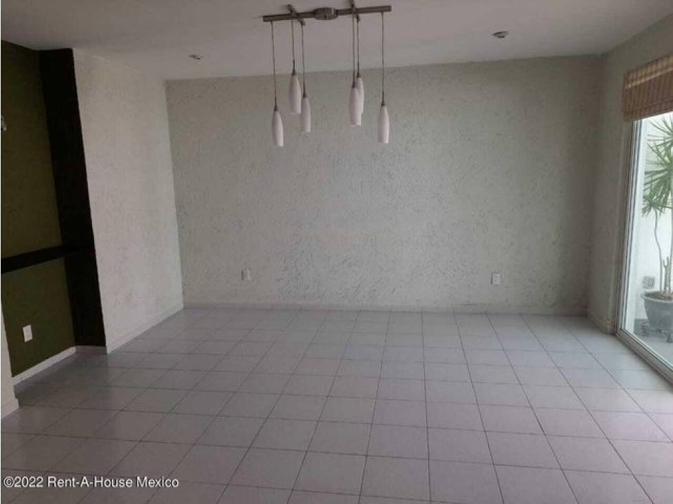 Casa con jardín interno y amenidades, VENTA. álamos 3era Sección