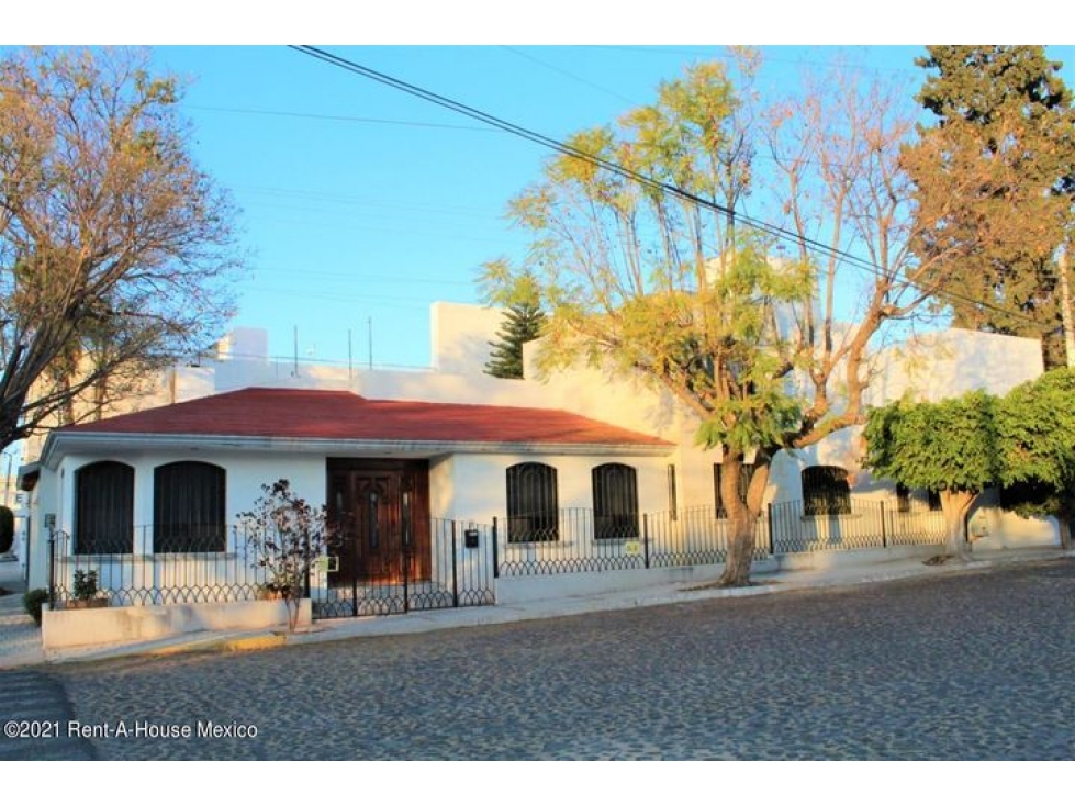 VENTA casa en esquina cerca de puntos importantes de Querétaro! RAH